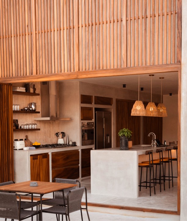 Cocina con madera y luz cálida