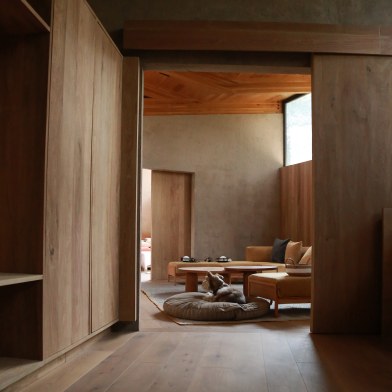 Habitación cálida con cancelería de madera
