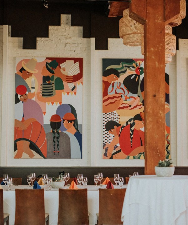 Mural pictórico junto a arquitectura cálida
