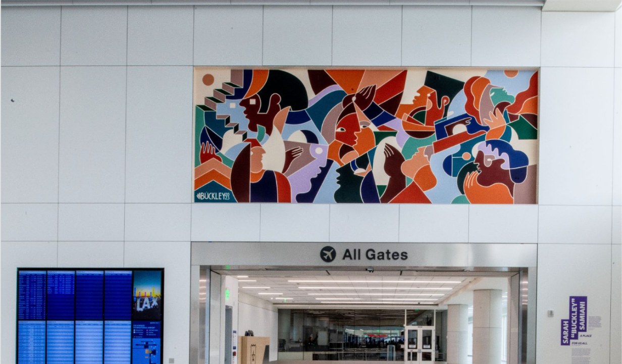 Exterior de galería con mural de gran formato