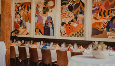Mural colorido en restaurante